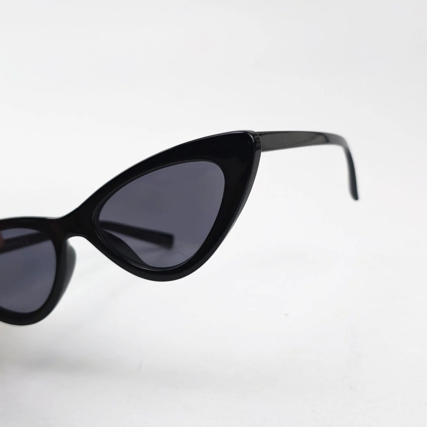 CAT EYE BLACK